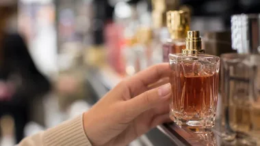 Perfumy znikały z drogerii w Ełku. Trzy osoby staną przed sądem